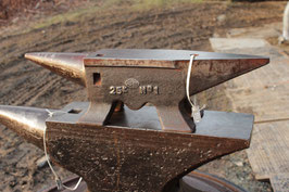 # 2723 - french anvil 4 foot style around 1940´s with 25 kg marked 55 lbs , in Top condition very smooth !  NO.1