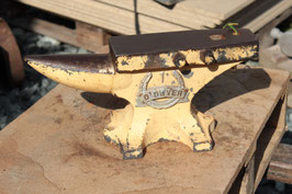 # 2396 - AUSTRALIAN O´Dwyer horseshoe makers anvil with 20 kg / 44 lbs  ,  4140 steel , OLD ORIGINAL PAINT