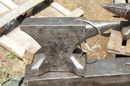 # 2909 - table anvil FWDS with about 60 lbs , very nice in shape , remains of paint