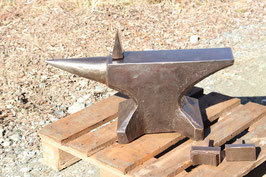 #3679 - excellent condition german single horn anvil with marked 97 kg = 213 lbs , incl. 3 hardys