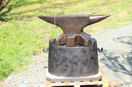 # 3900 - Original vintage PFP Peddinghaus anvil with respective marked 211 kg = 464 lbs including original oval cast iron base
