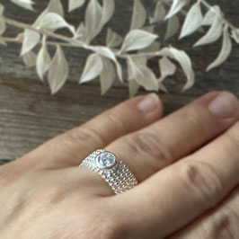 FINGERRING Zirkonia und Nöppeli-Oberfläche