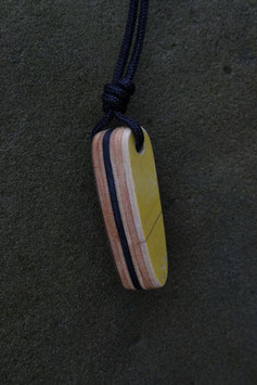 Halskette mit einem Anhänger aus einem alten oder kaputten Skateboard, holzfarbend, schwarz, gelb, Nr. 17