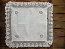 Mini broderad duk / レトロ刺繍のドイリー（A)