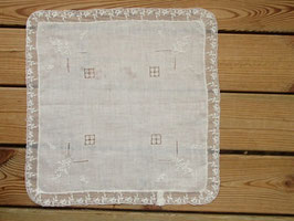 Mini broderad duk / レトロ刺繍のドイリー（B)