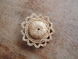 Brosch i rotslöjd  / 白樺根の工芸　ブローチ