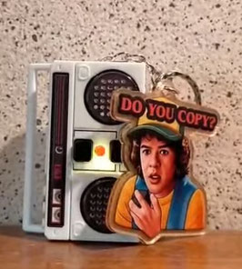 Portachiavi Mini Radio Bianca Vintage con registratore a tema Dustin.