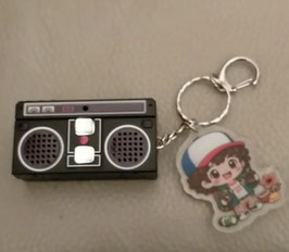 Portachiavi Mini Radio Nera Vintage con registratore a tema Dustin.