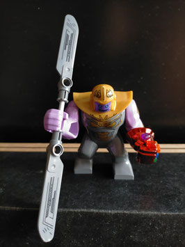 Thanos con guanto e lancia