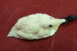 Frosch / Kröte auf Blatt "Symbol der Wandlung" Anhänger / Perle aus Wasserbüffelknochen ~ Handarbeit ~