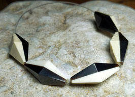 Knochen & Horn - keilförmige, facettierte Trapezform 26x10 mm  - 1 Perle