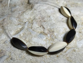 Knochen & Horn - gedrehte vierseitige Olive 17x7 mm - 1 Perle