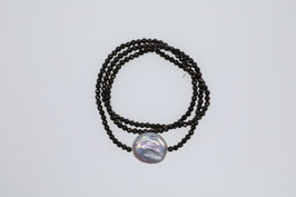 Dunkelbraune Hämatite und eine weiße, flache Süßwasserperle