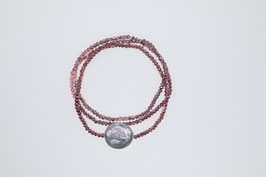 Große, weiße Süßwasserperle und rosa Glasperlen