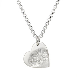 Silberkette mit einem kleinen Herzanhänger mit Nasennabdruck