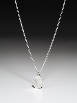 Silberkette mit einem kleinen Teardrop mit Nasenabdruck