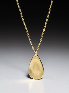 Vergoldete Silberkette mit einem personalisierten vergoldeten Silberanhänger in Tropfenform klein