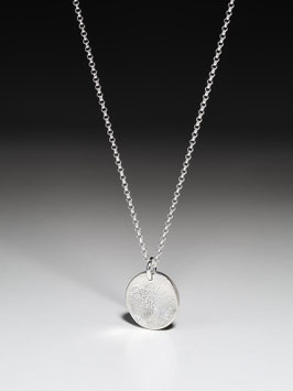 Silberkette mit einem kleinen Nasenabdruck-Anhänger in Silber