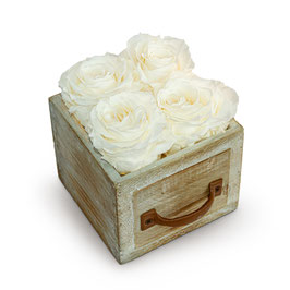 vintage Holzbox mit weißen Rosen