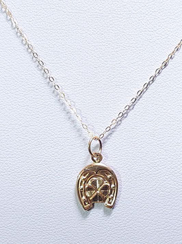 Fio ouro com ferradura e trevo - MM/OE