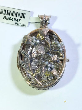 Medalha de abrir oval com flores marcassitas e pérolas cultura - PC