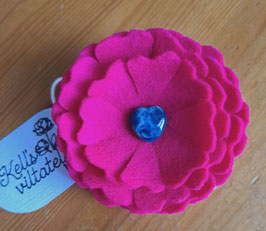 Viltcorsage donkerroze met blauw hartje