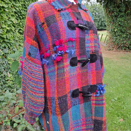 Handgeweven en gebreid ponchojasje