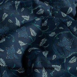 Batik Bloemen en bladeren indigo