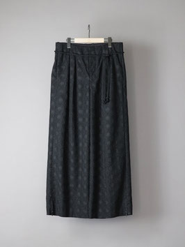 Embroidery squeeze slacks B