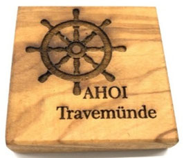 Steuerrad mit Text "AHOI Travemünde"