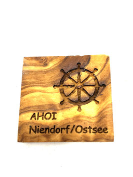 Steuerrad mit Text "AHOI Niendorf / Ostsee"