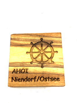 Steuerrad mit Text "AHOI Niendorf Ostsee"