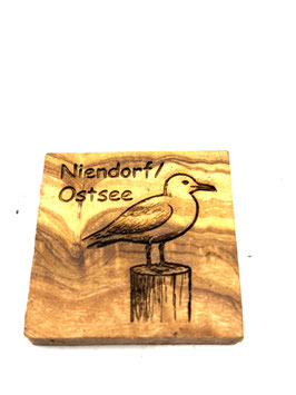 Möve auf Holzpfahl mit Text "Niendorf / Ostsee"
