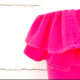 Garderobe MUSSELIN auf weißem Brett, KNALLPINK