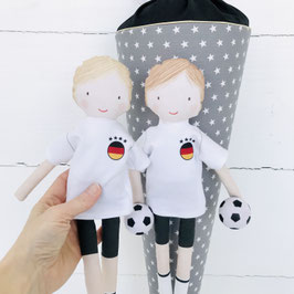 KLASSIK mit PUPPE, FUSSBALLER blond