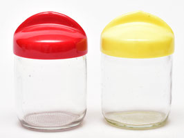 2 glazen voorraadpotjes met rubberen (melk)doppen