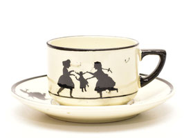 Kop en schotel wit/zwart met silhouette van spelende kinderen