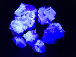 Intens blauw fluorescerende Fluoriet (Fluorite), vindplaats Mandrosonoro, Madagaskar * LW ++++
