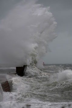 Vague sur la digue.