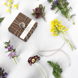"kleine Blumen-presse"      mit Nussbaumholz   &    beige Band
