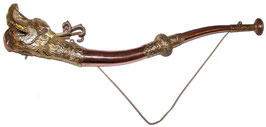 Instrumento tibetano. Cuerno trompeta dragón