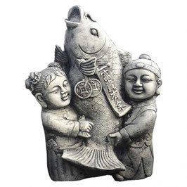 Stein Deko 2 Buddha stehend mit Koi 42cm Formbeton bearbeitet - winterfest