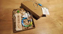 Schulkind Geschenkset Box Kraftkarton mit Rechenkette in grün-blau & Kinder Lesezeichen Dinosaurier