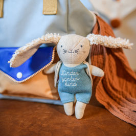 Kuscheltier Kindergartenkind-Hase in blau mit Rucksack | Ava&Yves