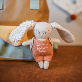Kuscheltier Kindergartenkind-Hase in lachs mit Rucksack | Ava&Yves