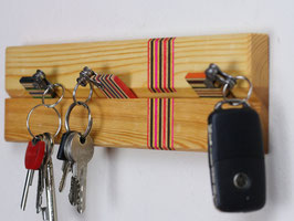 Schlüsselbrett Kiefer / rot / schwarz / pink / gelb