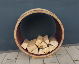 Elegantes Brennholzlager aus Rotwein Barriquefass