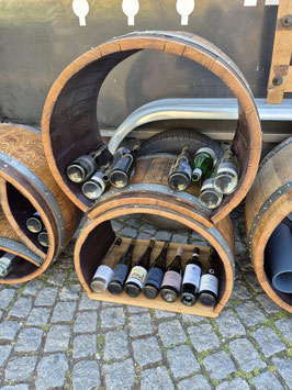 Elegantes Kaminholzlager aus Rotwein-Barriquefass - stapelbar
