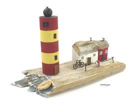 Treibholz - Leuchtturm rot/gelb am Strand mit Fischerhäusern