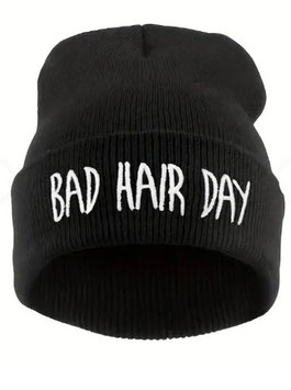 schwarze Mütze mit Bad Hair Day Spruch